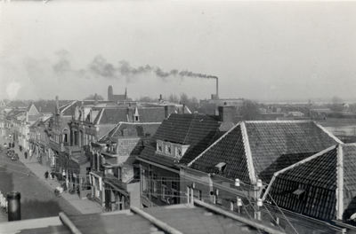 14793 Panorama van de bebouwing aan de Hoofdstraat te Veenendaal; met rechts op de achtergrond de inundaties van de ...